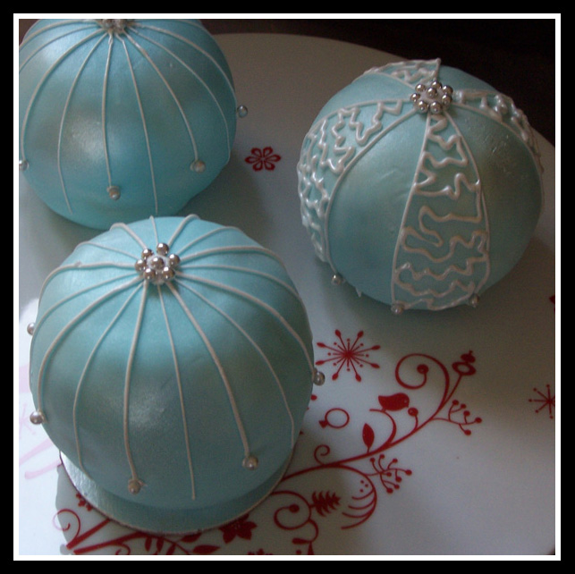 Christmas bauble cakes