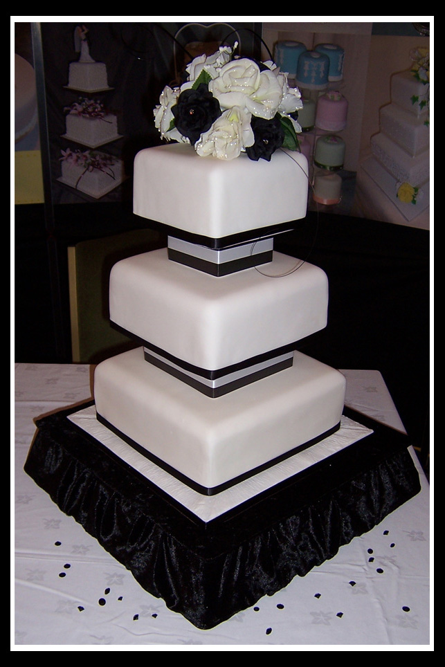 black and white minimulst wedding cake