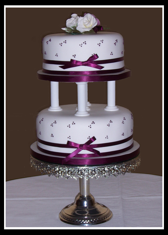 Two teir wedding cake on pillers